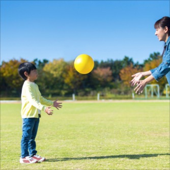 Child learning to catch and throw ball with occupational therapist in bondi junction and mascot